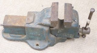 A metal vice, L44cm