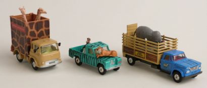 Corgi Toys diecast model Gift Set 14 Daktari Bedford Transporter & Two Giraffes, Land Rover With
