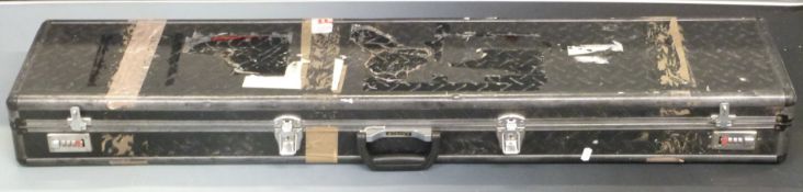 Crown aluminium shotgun or rifle flight case with coded locks and padded interior, 123x25x13cm.