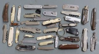 Thirty three folding pen/pocket/key ring knives together with two razor knives