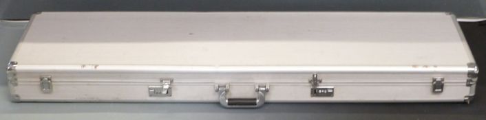 Aluminium shotgun or rifle flight case with coded locks and padded interior, 135x36x12cm.