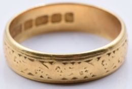 An 18ct gold ring with chased decoration, 4.1g, size L/M