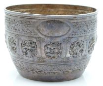 Scottish Edward VII hallmarked silver sugar bowl with embossed Eastern style decoration, Edinburgh