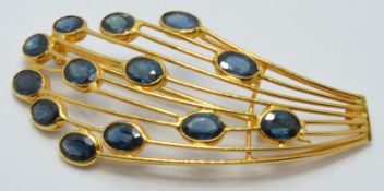 An 18k gold brooch set with oval sapphires, 2.4 x 3.5cm, 2g