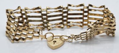 A 9ct gold gate bracelet, 13.1g
