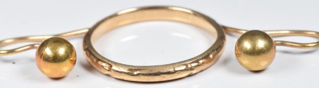 A 9ct gold wedding band and a pair of earrings in Victorian box, 1.8g