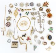 A collection of vintage brooches including diamante, marcasite, Exquisite etc