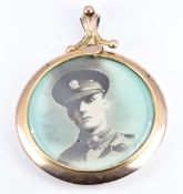 Victorian 9ct gold locket set with photographs, diameter 3.6cm
