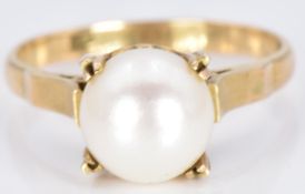 An 18k gold ring set with a pearl, 3.0g, size L/M