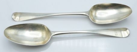 Georgian pair of bottom hallmarked silver table spoons, London 1759, maker Thomas & William Chawner,