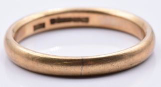 A 9ct gold wedding band/ ring, 3.7g, size T