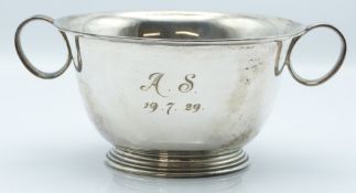 Edward VII hallmarked silver twin-handled pedestal bowl, Sheffield 1902 maker Lee & Wigfull,