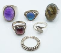 Six silver rings set with amethyst, labradorite, garnet, moonstone etc. 47.5g.