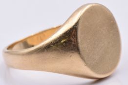 A 9ct gold signet ring, 7.5g, size O