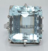 An 18ct white gold ring set with an emerald cut aquamarine of approximately 25ct, 9.7g, size P