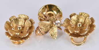 A 14k gold pin in the form of a bee (1.4g) and a pair of 9ct gold floral earrings (3.5g)