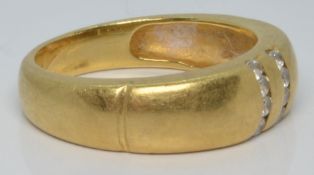 A yellow metal ring set with paste, 4.6g, size M/N