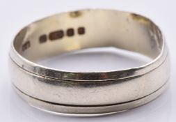 A 9ct white gold ring, 2.9g, size S