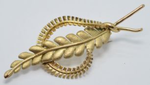 A 9ct gold brooch in the form of a fern, 2.8 x 7cm, 5.9g