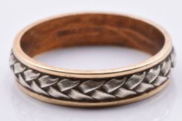 A 9ct bi-coloured ring with plaited decoration, 3.6g, size R