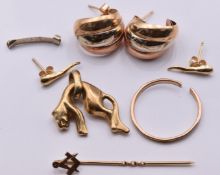 Two pairs of 9ct gold earrings, 9ct gold Masonic stick pin and a 9ct gold pendant, 5g