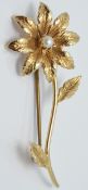 A 9ct gold brooch in the form of a flower set with a pearl, 2.5 x 5.5cm, 4.5g