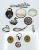 Eight silver brooches, silver ring, Victorian vinaigrette and tortoiseshell padlock. 91.4g.