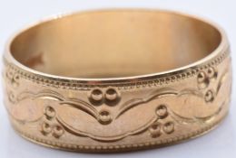 A 9ct gold wedding band/ ring with foliate decoration, 3g, size L