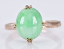 A 14k gold ring set with a jadeite cabochon, 2.6g, size K