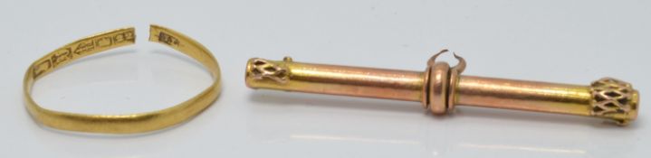 Victorian 22ct gold ring (1g)and a Victorian yellow metal T bar (1.2g)