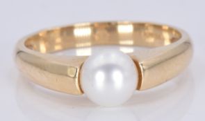 A 9ct gold ring set with a pearl, 3.4g, size P