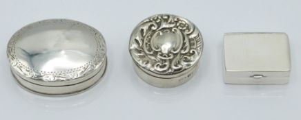 Three hallmarked silver trinket boxes, the earliest being Birmingham 1904, width of widest 4cm,