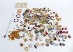 A collection of vintage earrings including pearl cluster etc