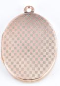 A yellow metal locket with bi-coloured chequered engine turned decoration, 2 x 2.6cm, 5g