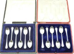 Set of 12 hallmarked silver teaspoons, London 1915 maker's mark RS, length 10.5cm, weight 120g,