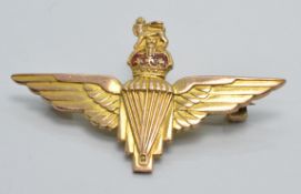 A 9ct gold Parachute Regiment brooch set with enamel, 5.7g