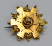 Victorian yellow metal brooch with ivy decoration to the edge, 2cm