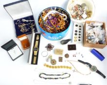 A collection of costume jewellery including silver brooch, silver pendant, Exquisite pendant, silver