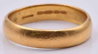 A 22ct gold wedding band/ ring, 7.2g, size U