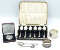 Cased set of six hallmarked silver coffee spoons, two hallmarked silver napkin rings, two further