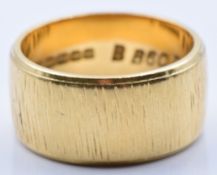An 18ct gold wedding band/ ring with bark effect textured decoration, 9.4g, size K