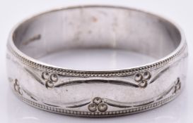 A 9ct white gold ring with engraved foliate decoration, 3.8g, size V