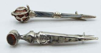 Two silver Scottish dagger brooches/ kilt pins set with agate, one Birmingham 1909. 11g.