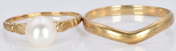 A 9ct gold ring set with a pearl and another 9ct gold ring, 2.5g, size R/S and L