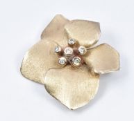 An 18ct gold pendant in the form of a flower by H Stern set with diamonds, 3.9g