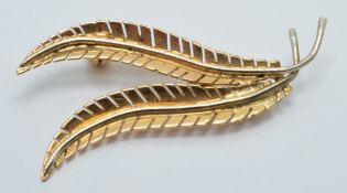 An 18ct gold brooch in the form of ferns, 1.5 x 4cm, 4.5g