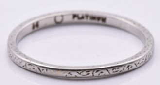 Art Deco platinum wedding band/ ring with engraved decoration, 2g, size N