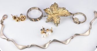 Two pairs of 9ct gold earrings, one pair set with pearls (2g), and silver jewellery including