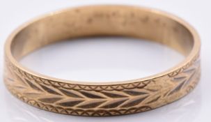 A yellow metal wedding band/ ring with engraved decoration, 1.4g, size N