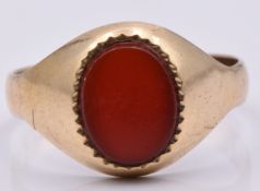 A 9ct gold ring set with agate, 2.6g, size R